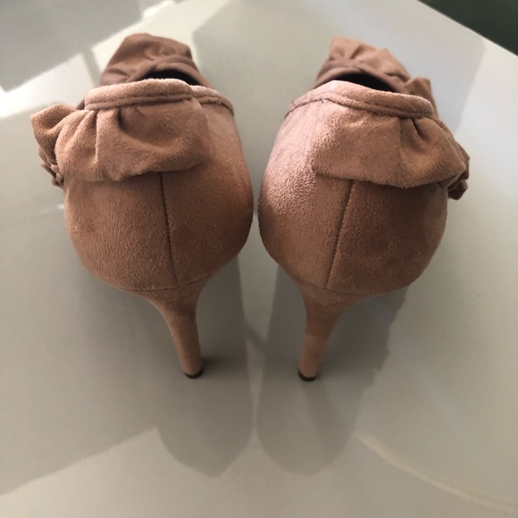 9B Hana Ruffle Pointed Toe Brown Suede Heels BCBG - Picture 4 of 8